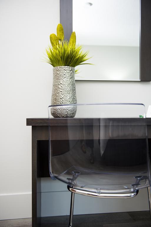 V Hotel & Suites Μόνκτον Δωμάτιο φωτογραφία
